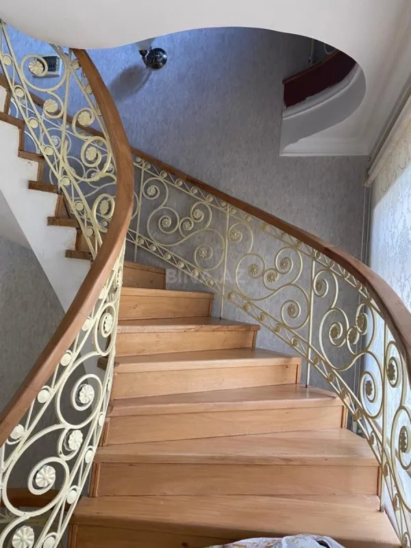 Satılır 8 otaqlı həyət evi 140 m²