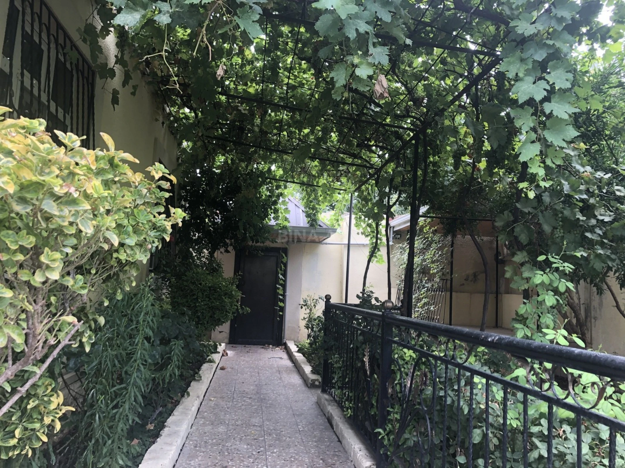 Satılır 8 otaqlı həyət evi 140 m²