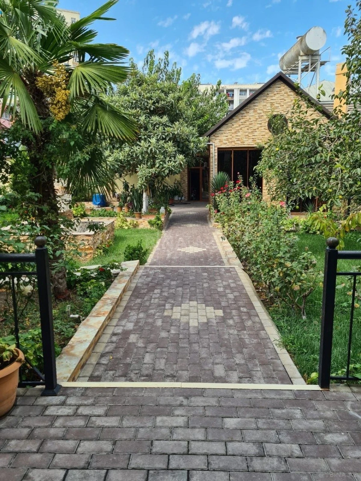 Satılır 8 otaqlı həyət evi 140 m²