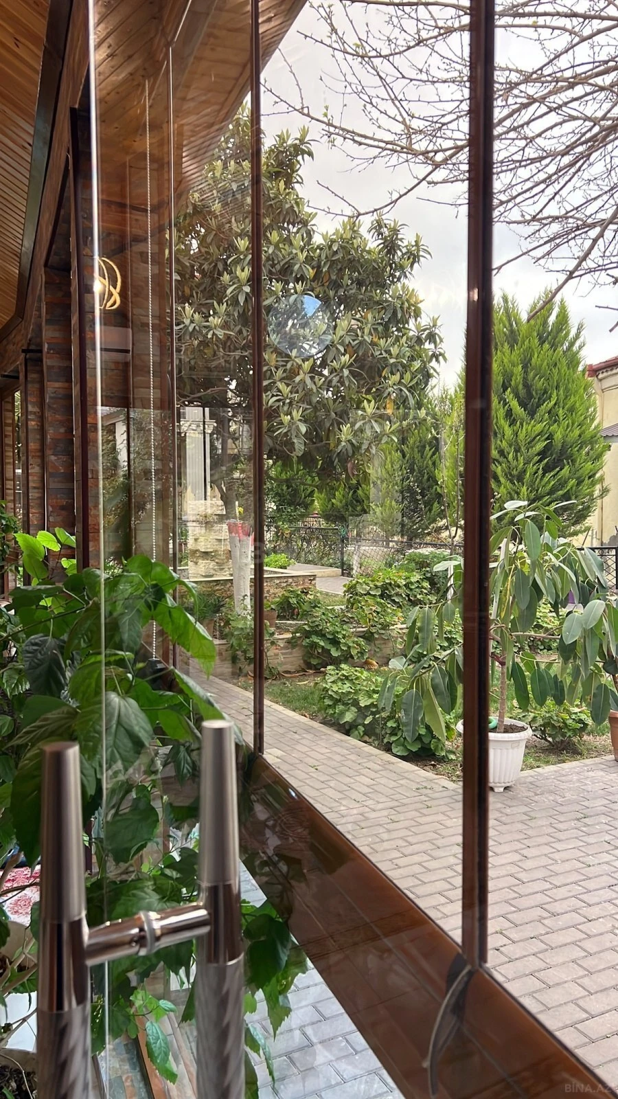 Satılır 8 otaqlı həyət evi 140 m²