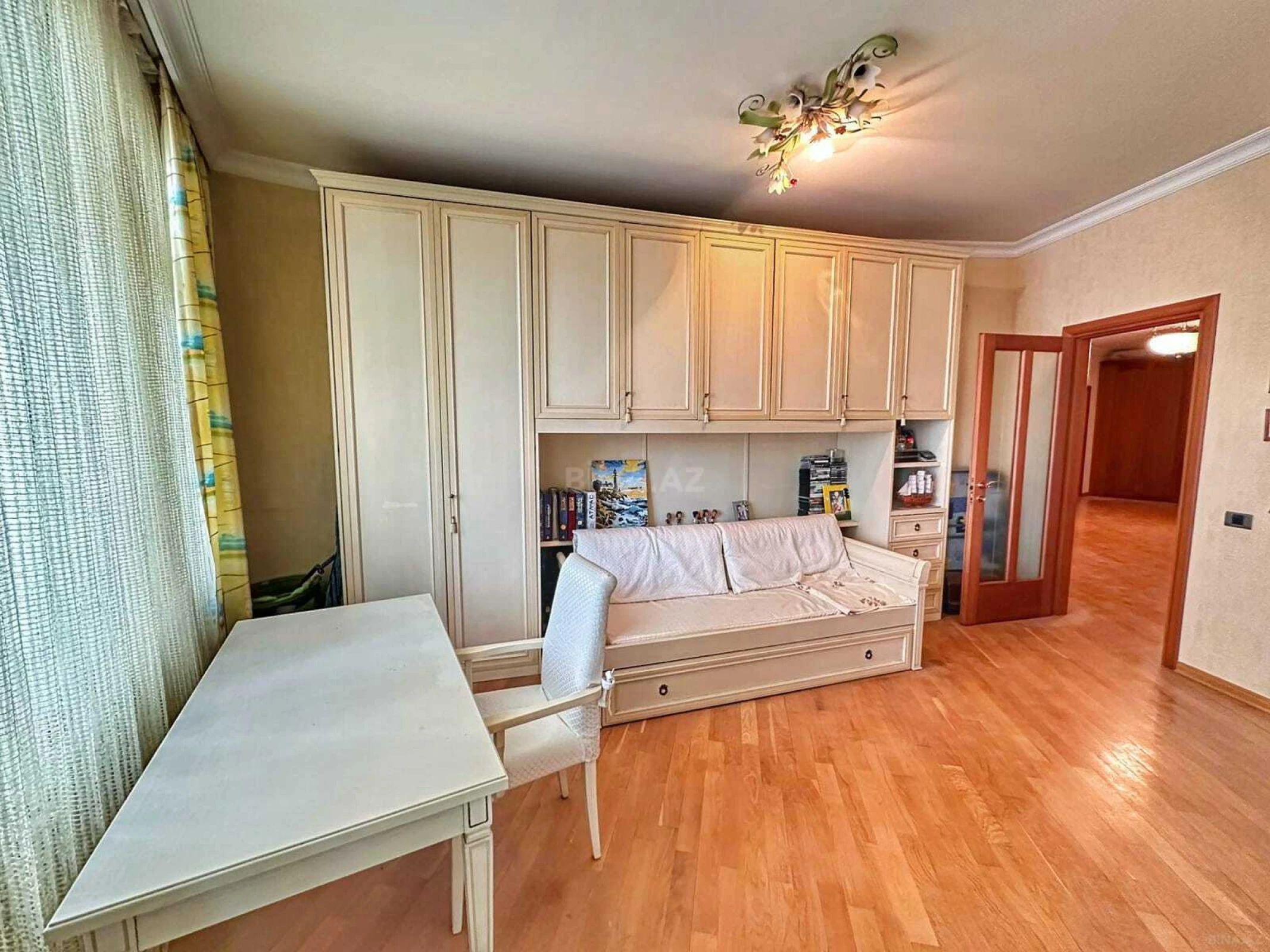 Satılır 4 otaqlı mənzil 240 m²