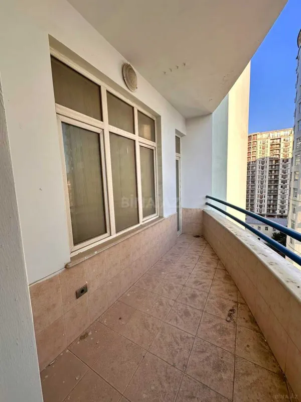 Satılır 4 otaqlı mənzil 240 m²