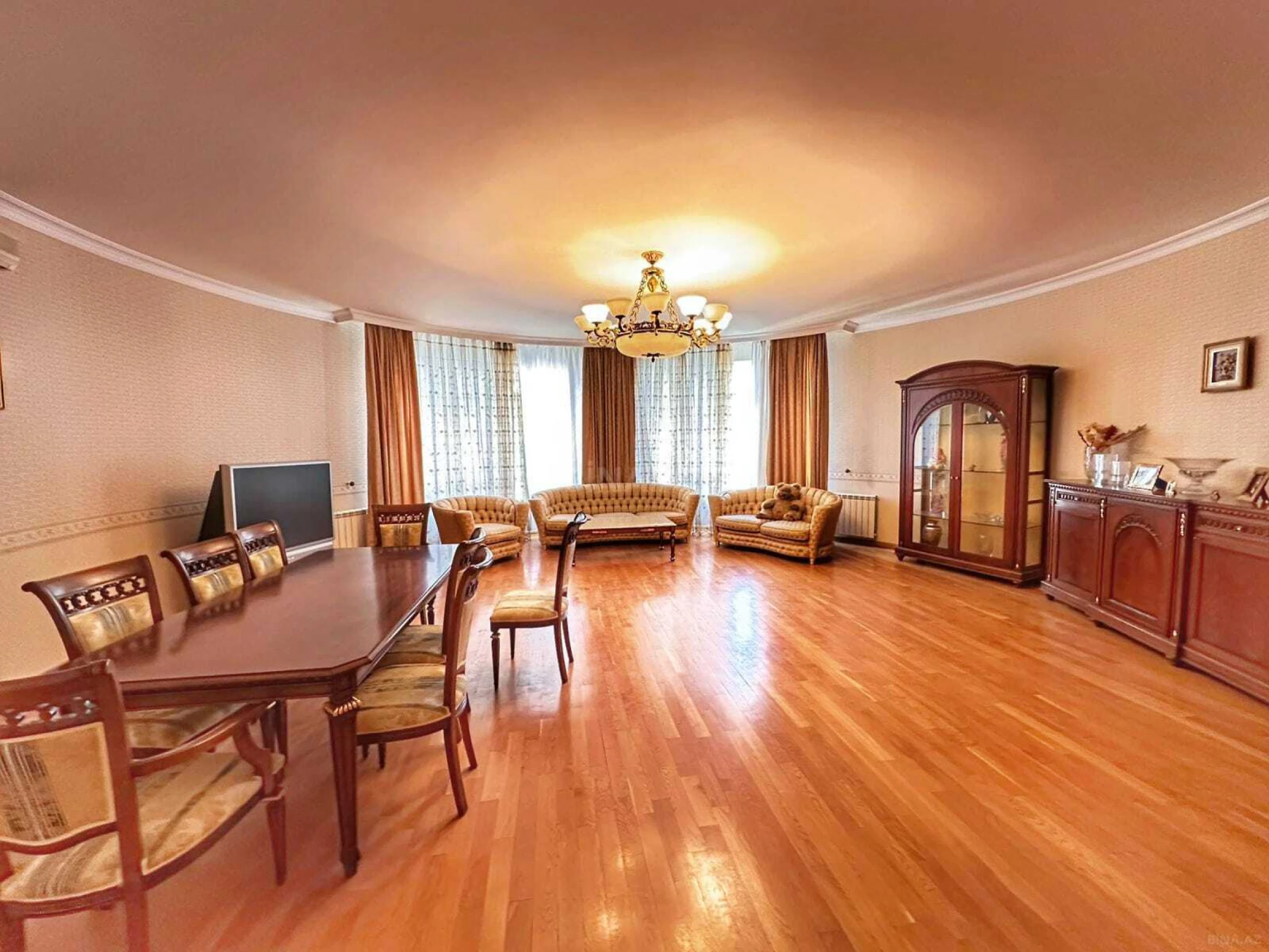 Satılır 4 otaqlı mənzil 240 m²