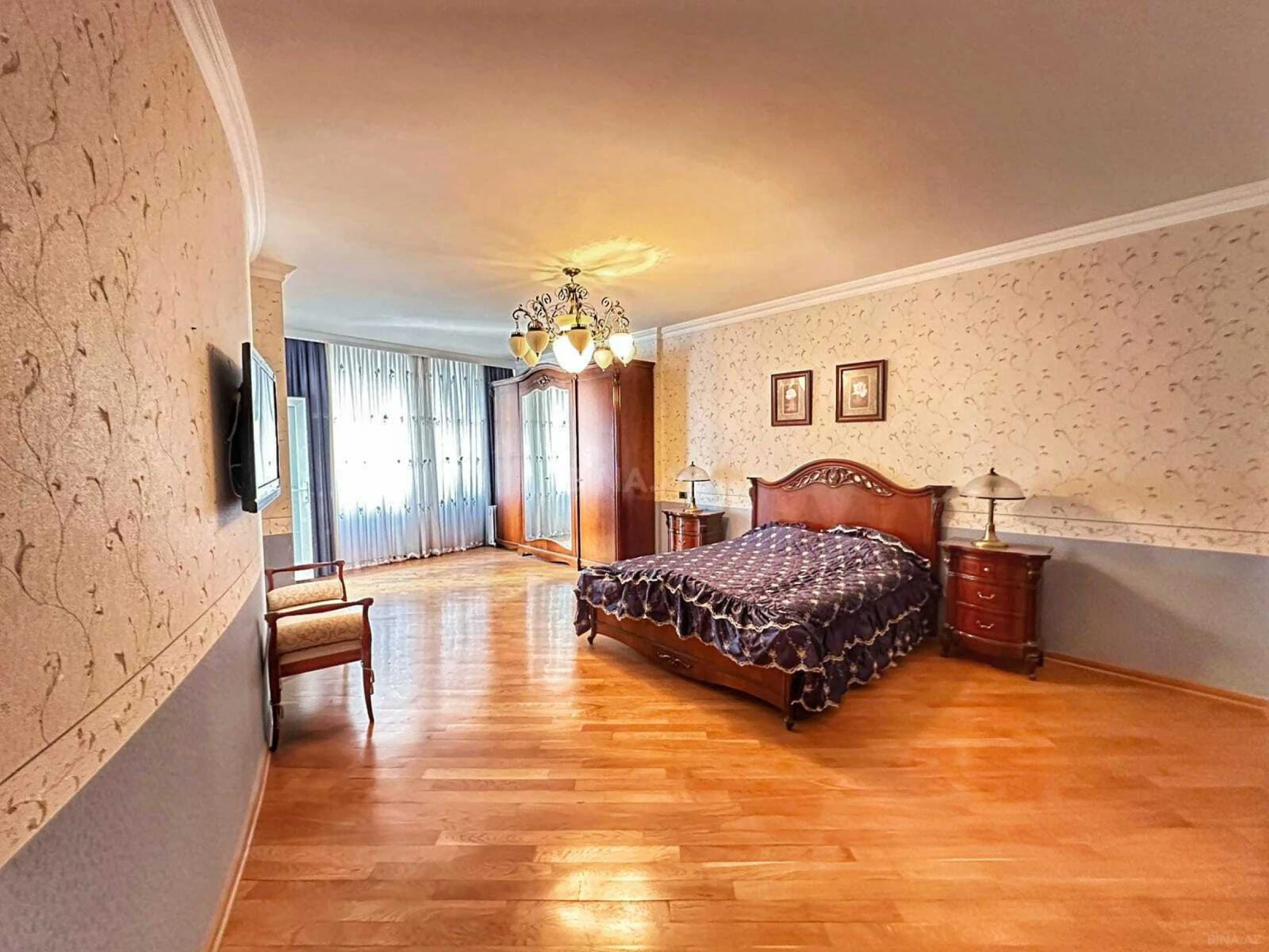 Satılır 4 otaqlı mənzil 240 m²