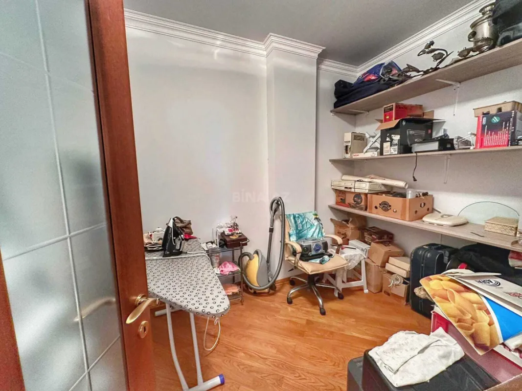 Satılır 4 otaqlı mənzil 240 m²