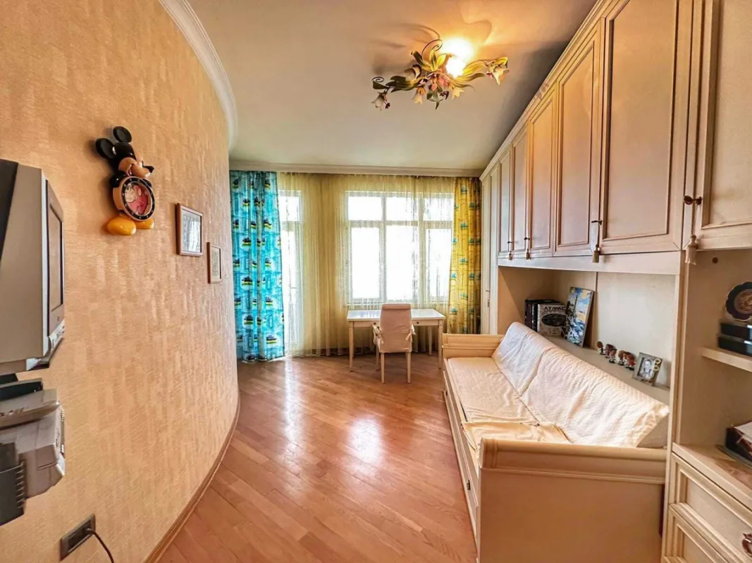 Satılır 4 otaqlı mənzil 240 m²