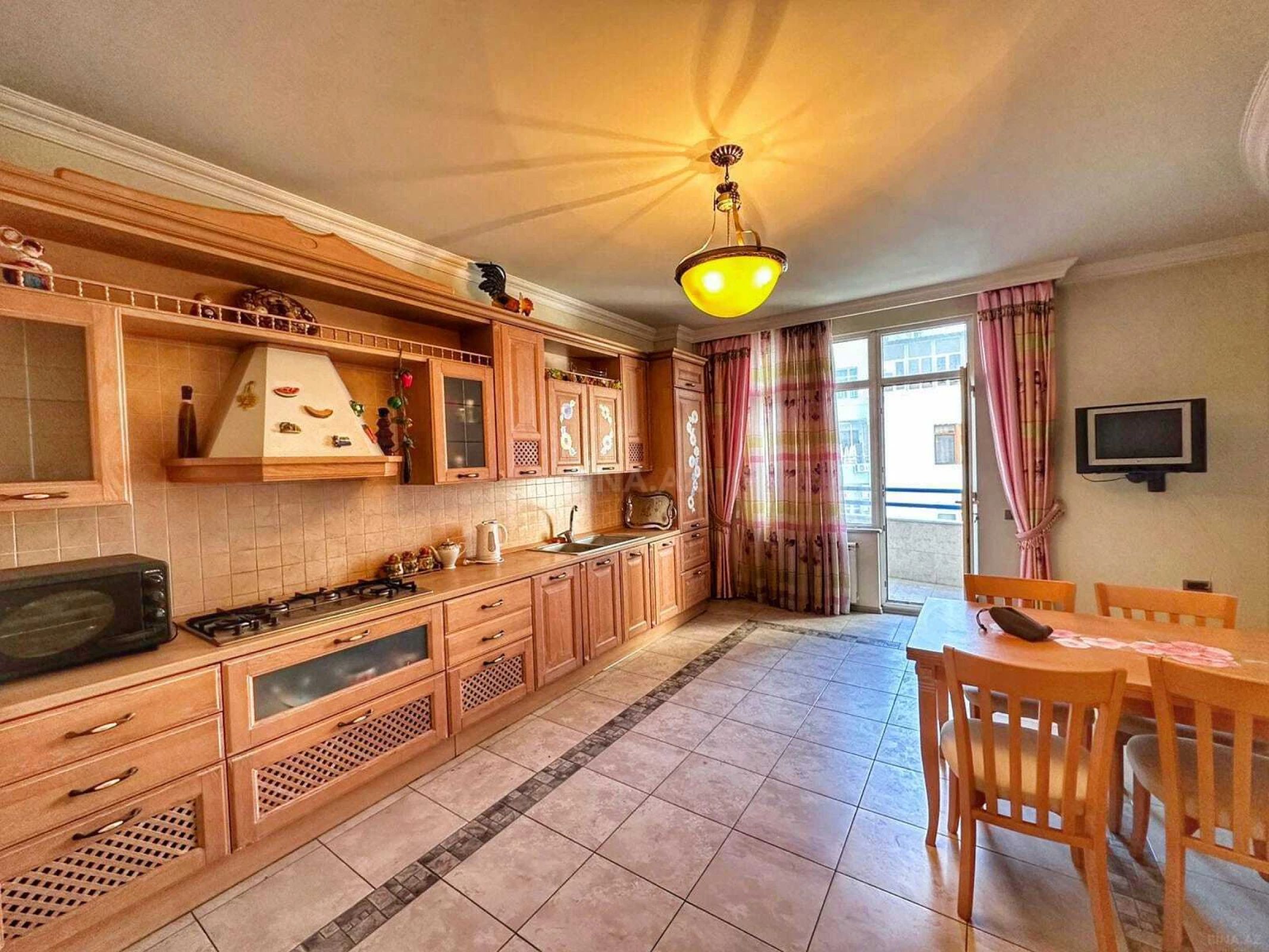 Satılır 4 otaqlı mənzil 240 m²