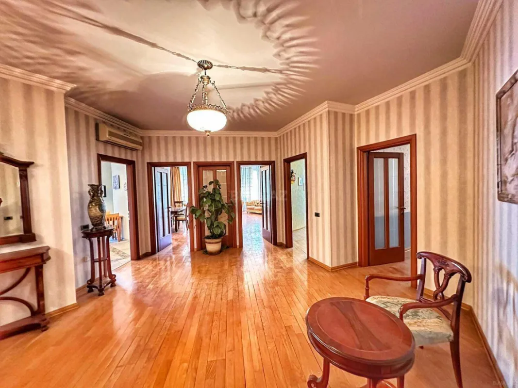 Satılır 4 otaqlı mənzil 240 m²