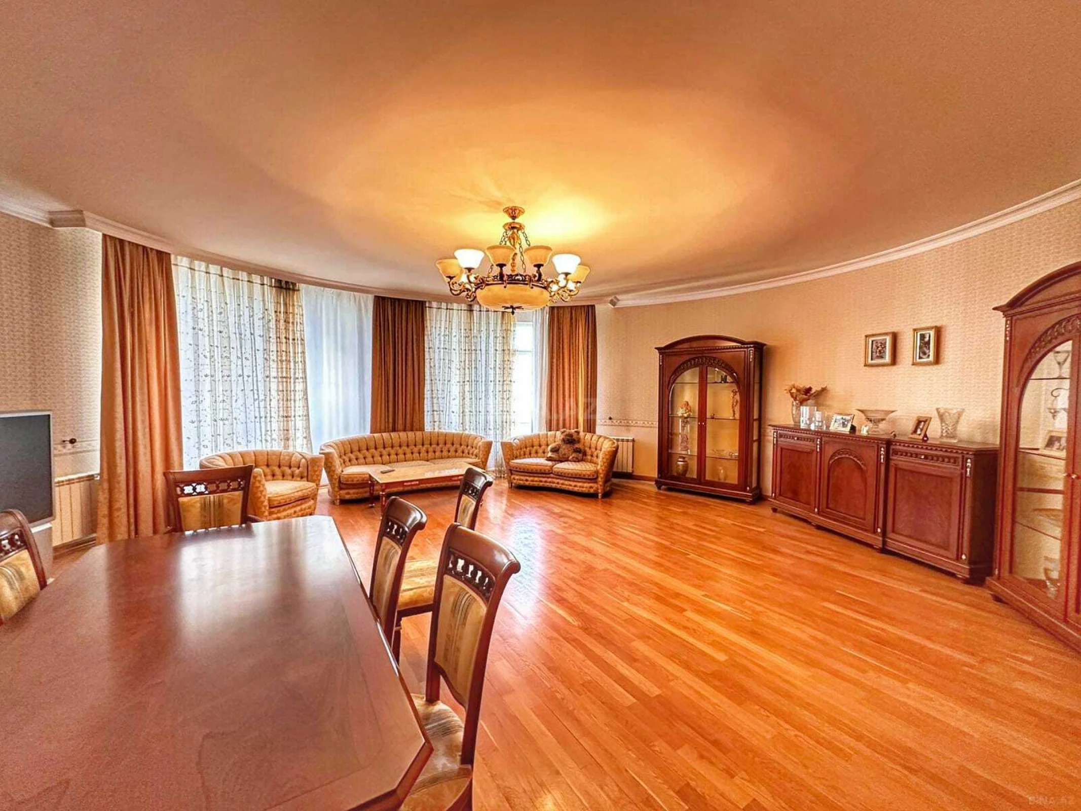 Satılır 4 otaqlı mənzil 240 m²