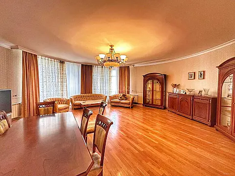Satılır 4 otaqlı mənzil 240 m²