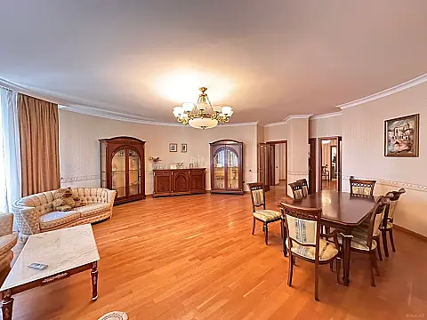 Satılır 4 otaqlı mənzil 240 m²