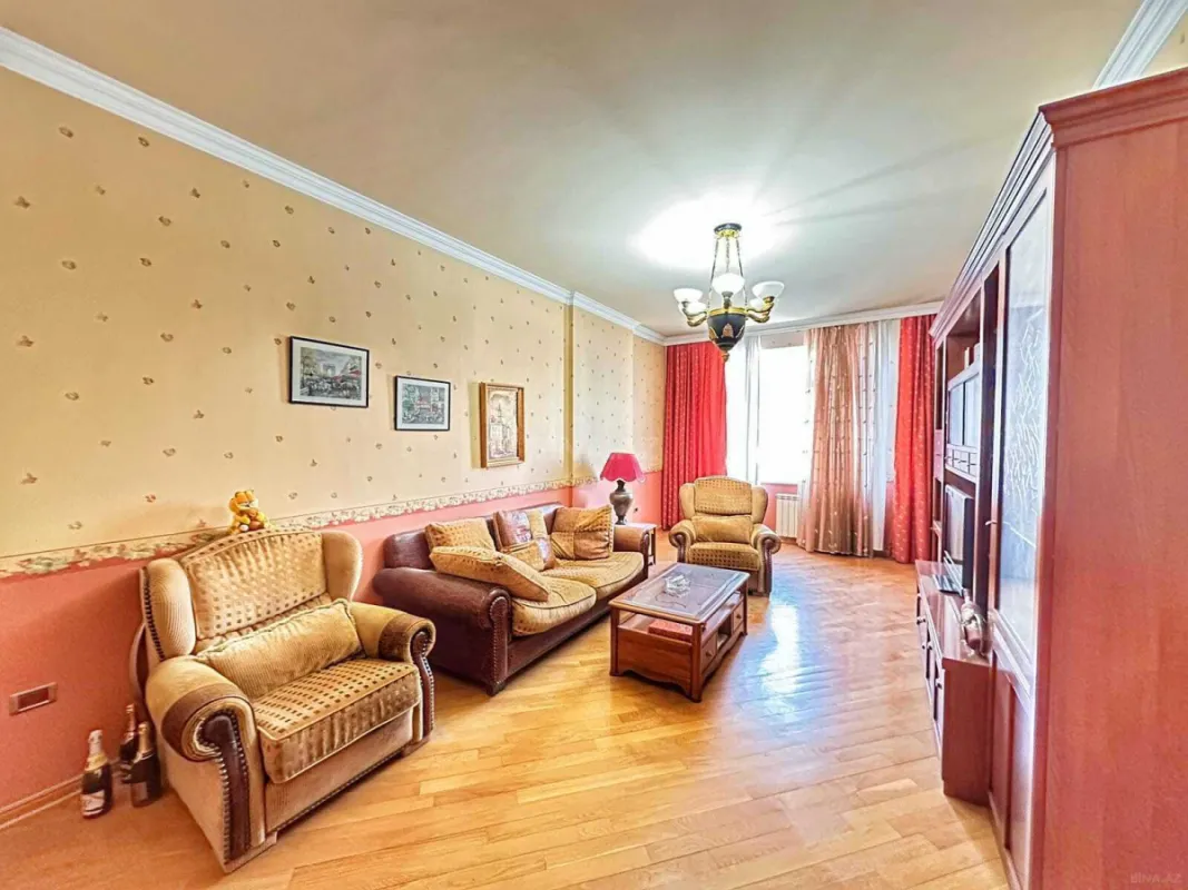 Satılır 4 otaqlı mənzil 240 m²