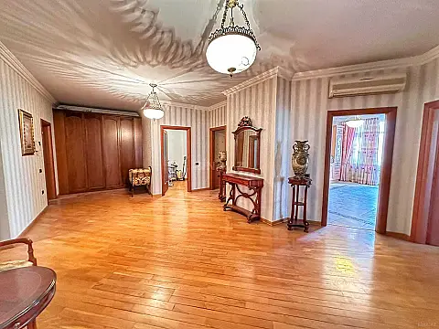 Satılır 4 otaqlı mənzil 240 m²
