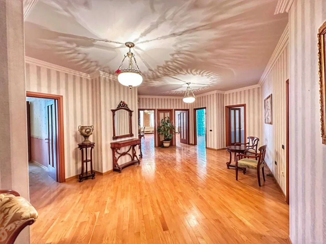 Satılır 4 otaqlı mənzil 240 m²