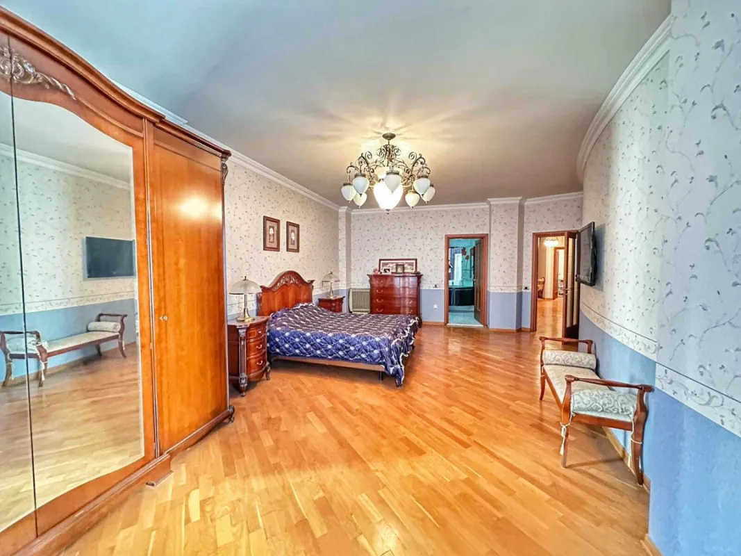 Satılır 4 otaqlı mənzil 240 m²