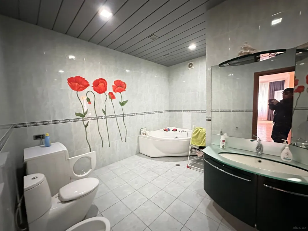 Satılır 4 otaqlı mənzil 240 m²