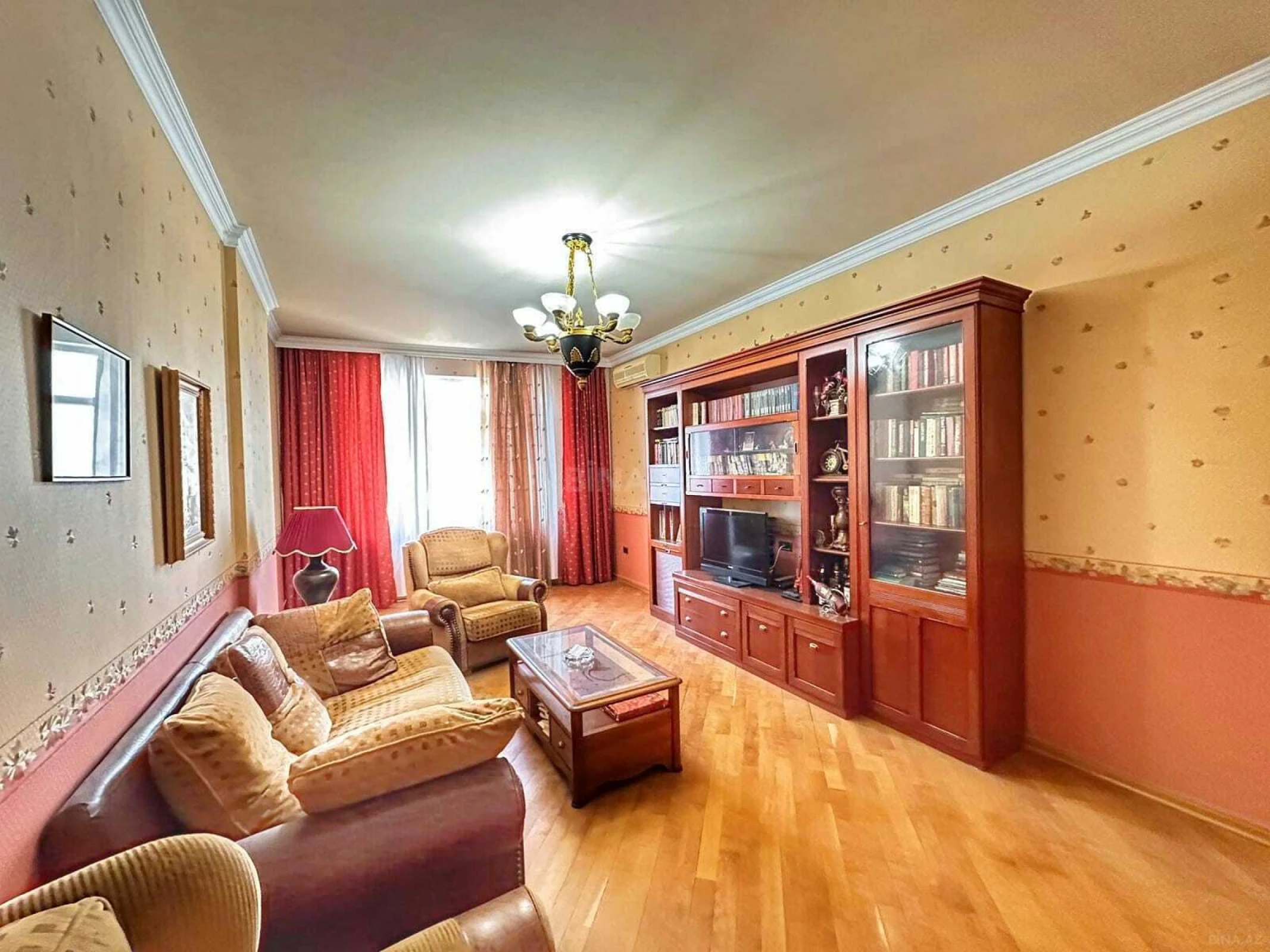 Satılır 4 otaqlı mənzil 240 m²