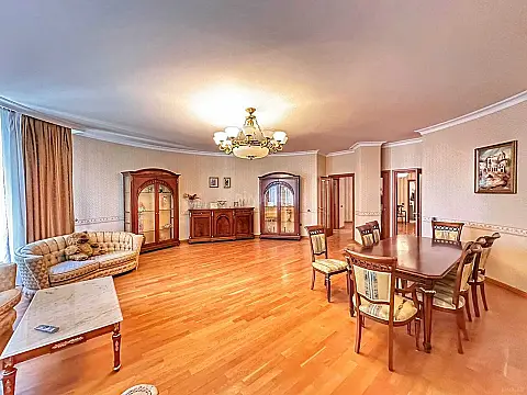 Satılır 4 otaqlı mənzil 240 m²