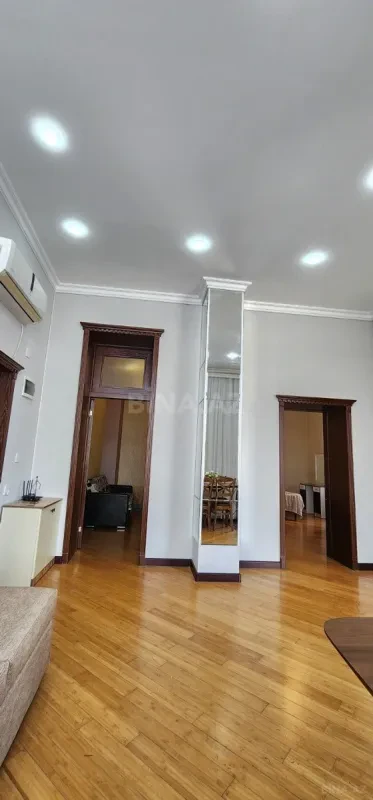 Kirayə verilir 3 otaqlı mənzil 145 m²