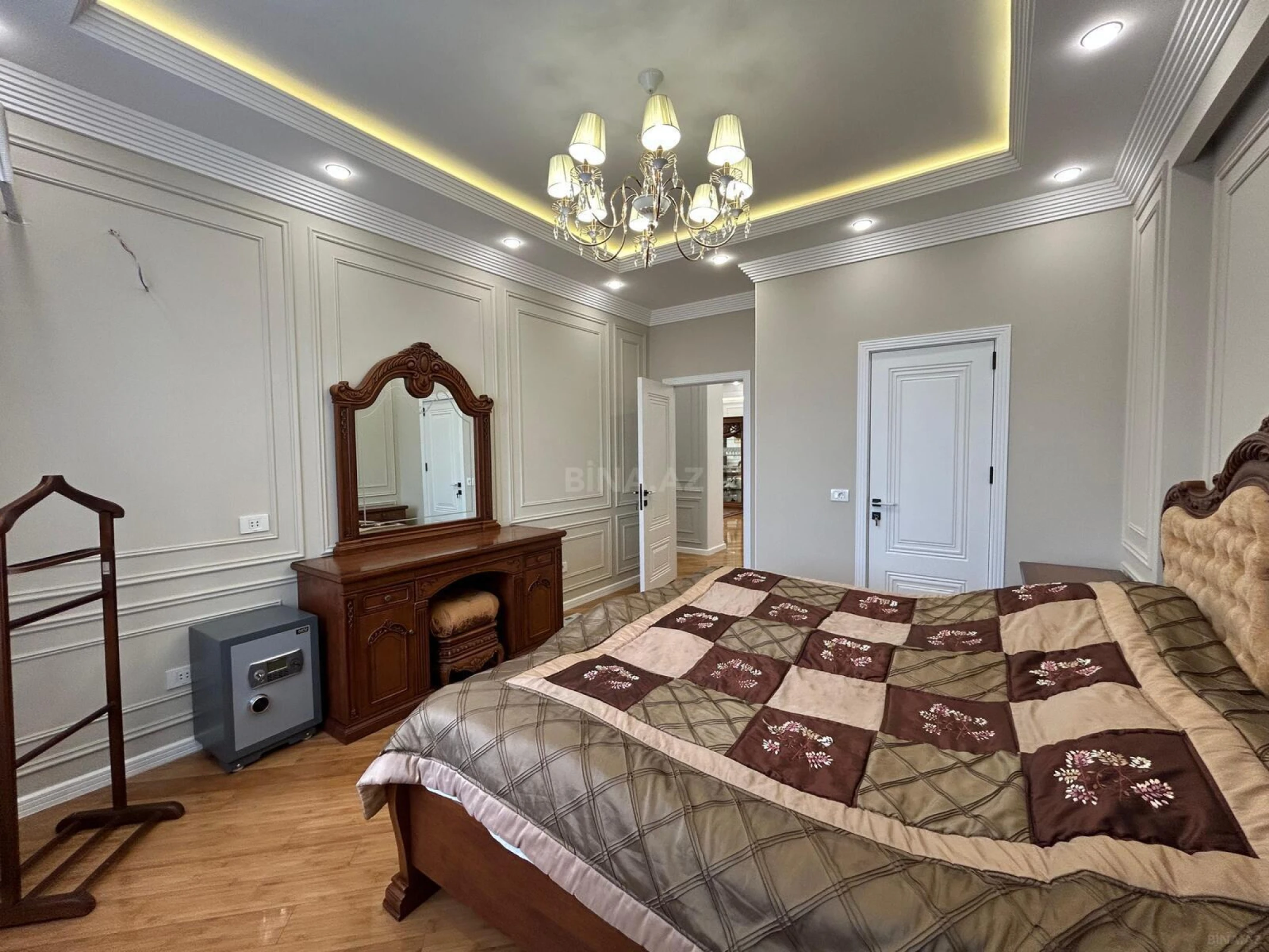 Satılır 4 otaqlı mənzil 155 m²