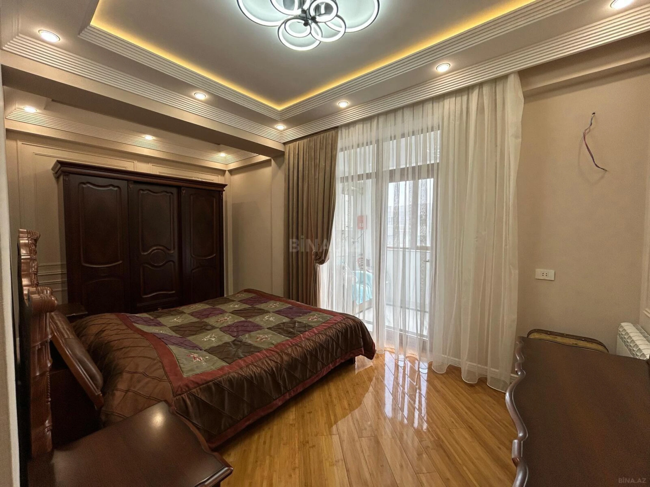 Satılır 4 otaqlı mənzil 155 m²