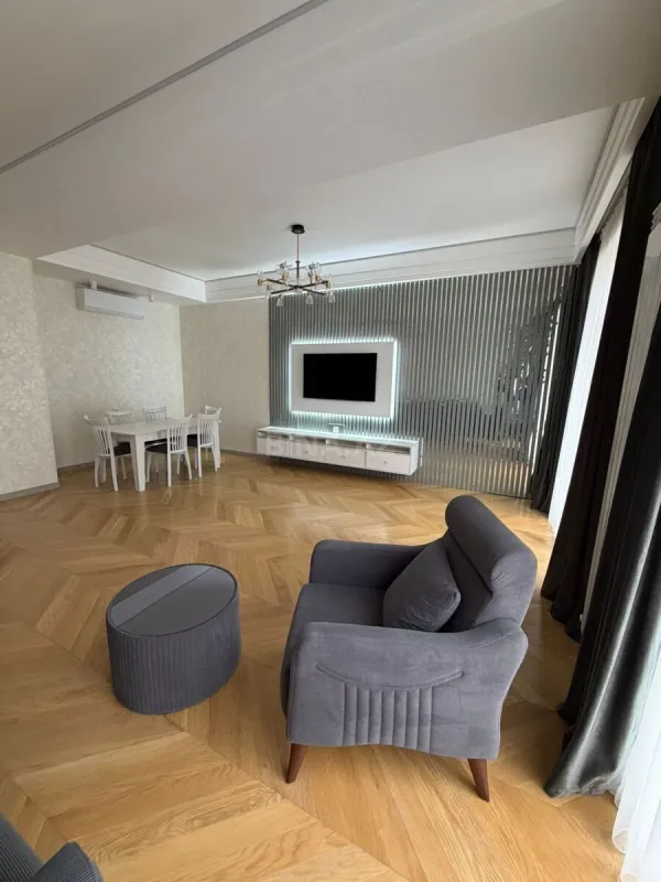 Kirayə verilir 3 otaqlı mənzil 180 m²