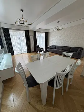 Kirayə verilir 3 otaqlı mənzil 180 m²