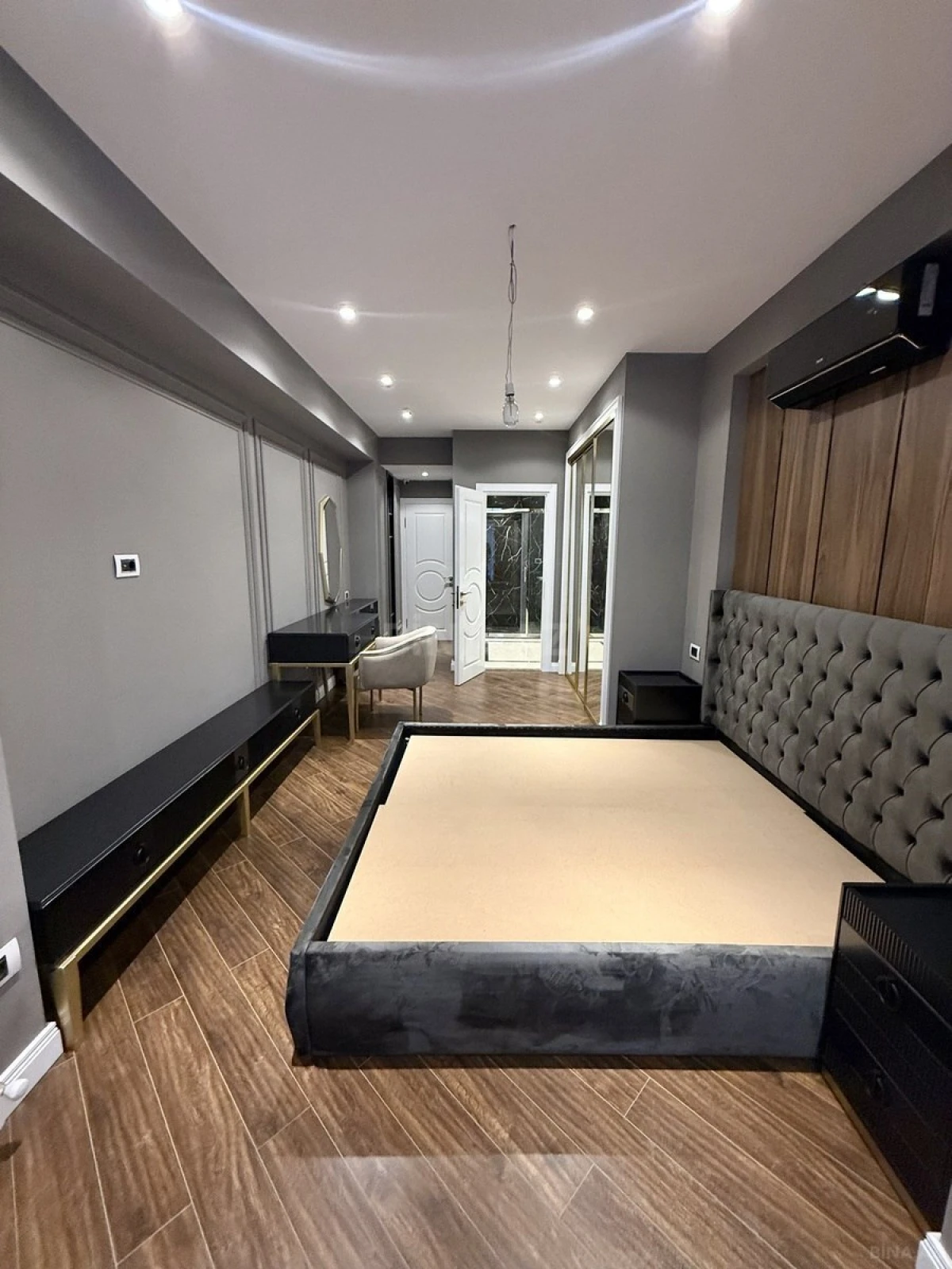 Satılır 4 otaqlı mənzil 171 m²