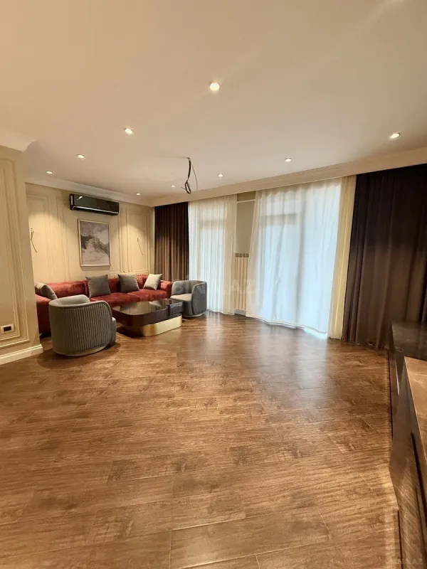Satılır 4 otaqlı mənzil 171 m²