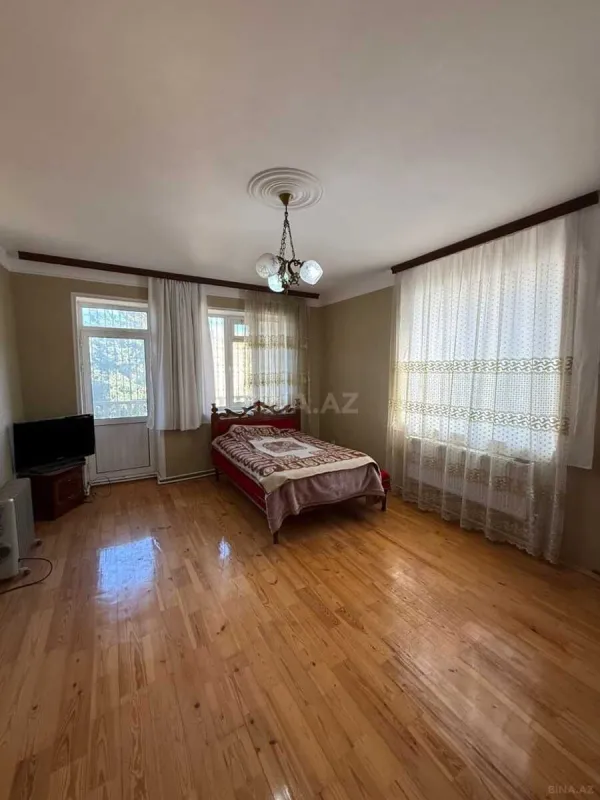 Satılır 7 otaqlı həyət evi 450 m²