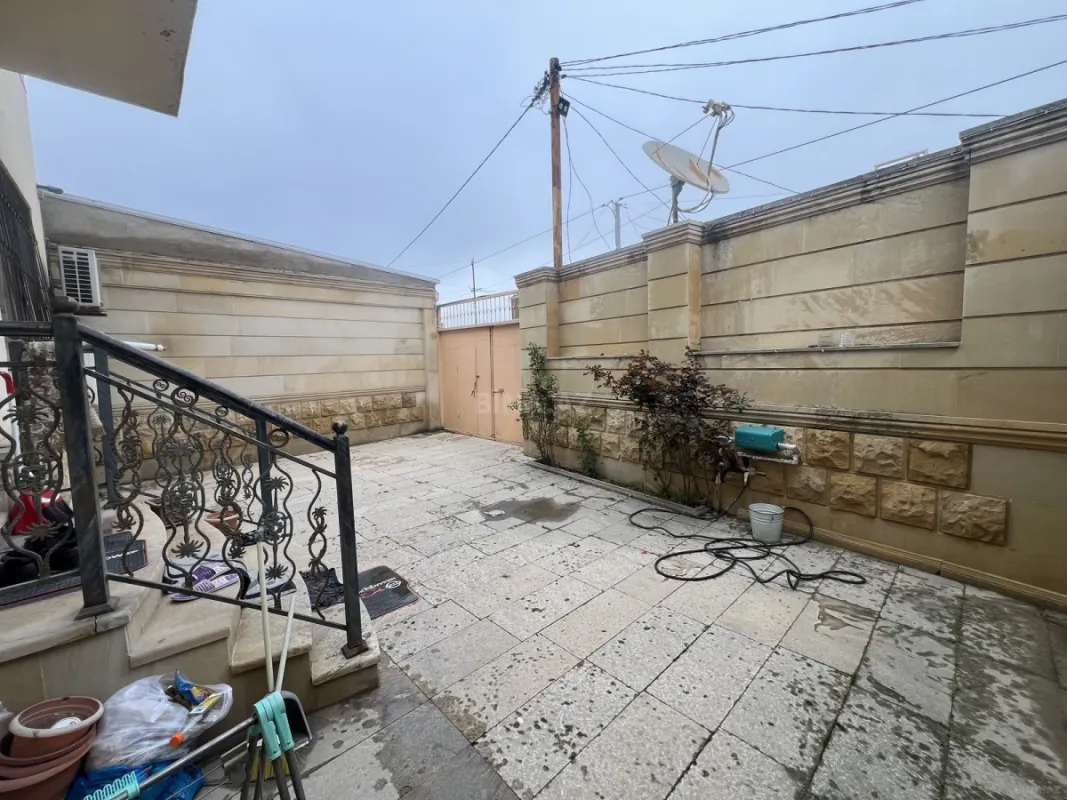 Satılır 5 otaqlı həyət evi 200 m²