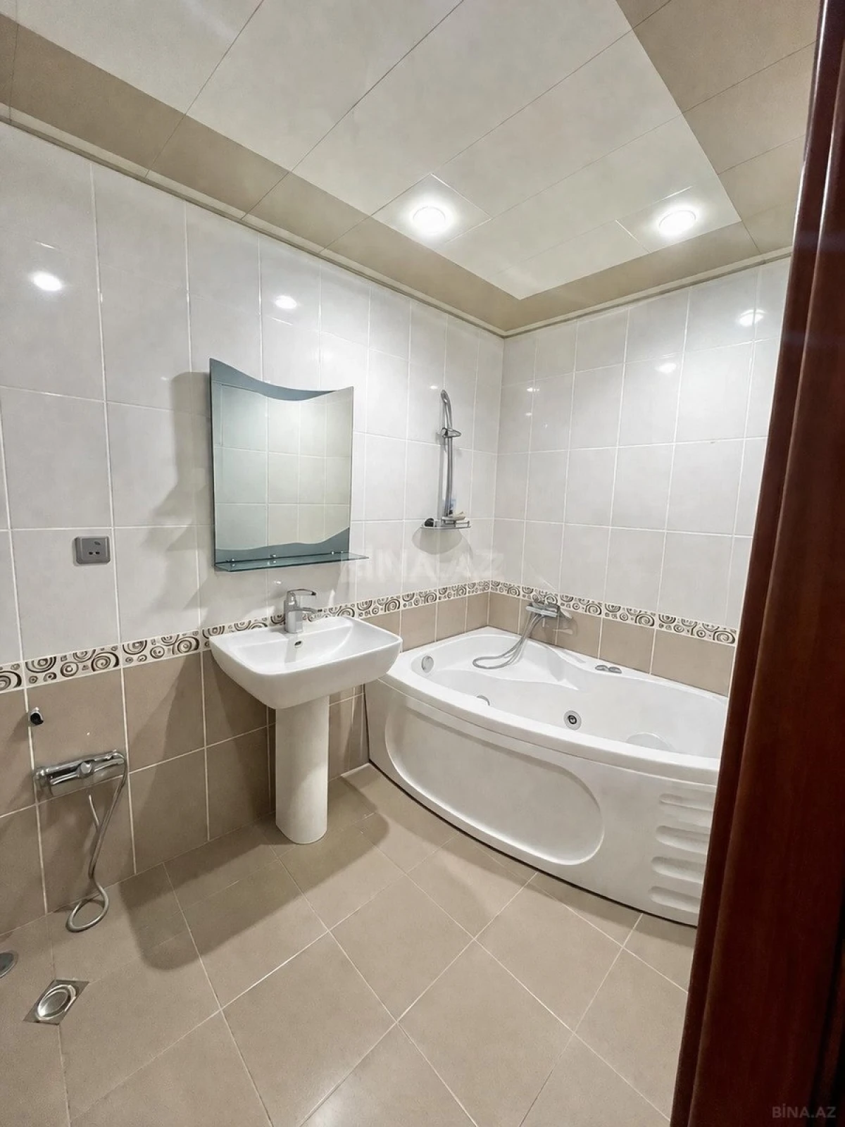 Satılır 3 otaqlı mənzil 130 m²