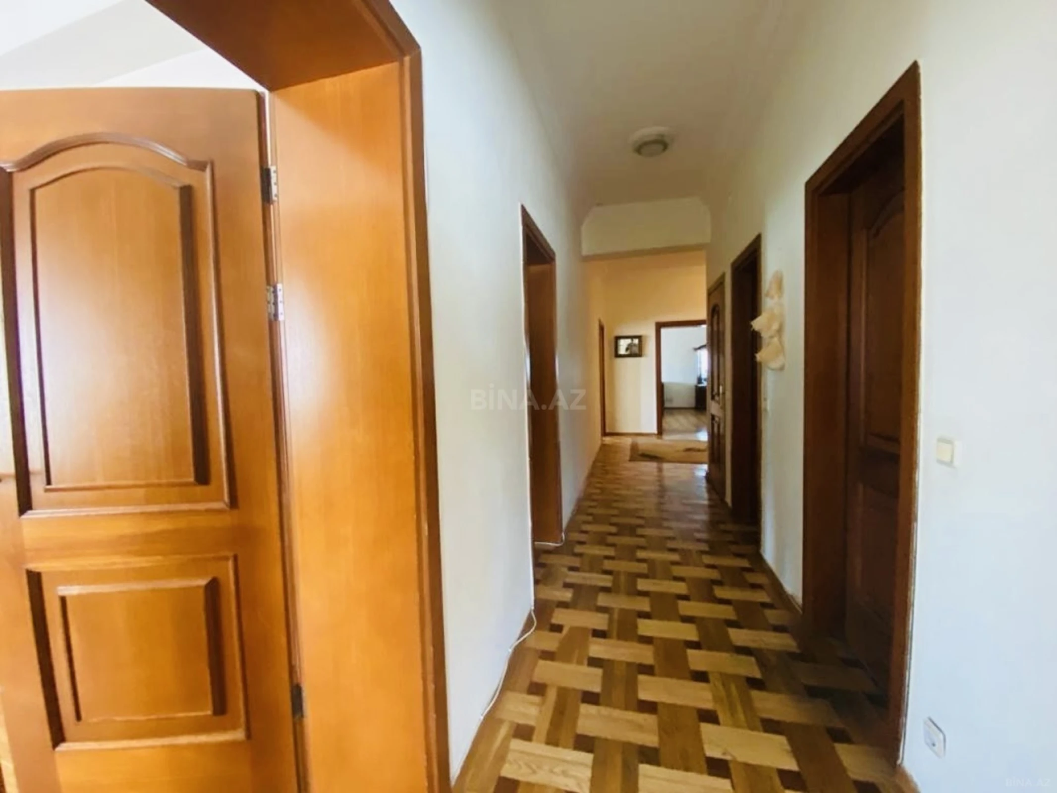 Satılır 4 otaqlı mənzil 220 m²
