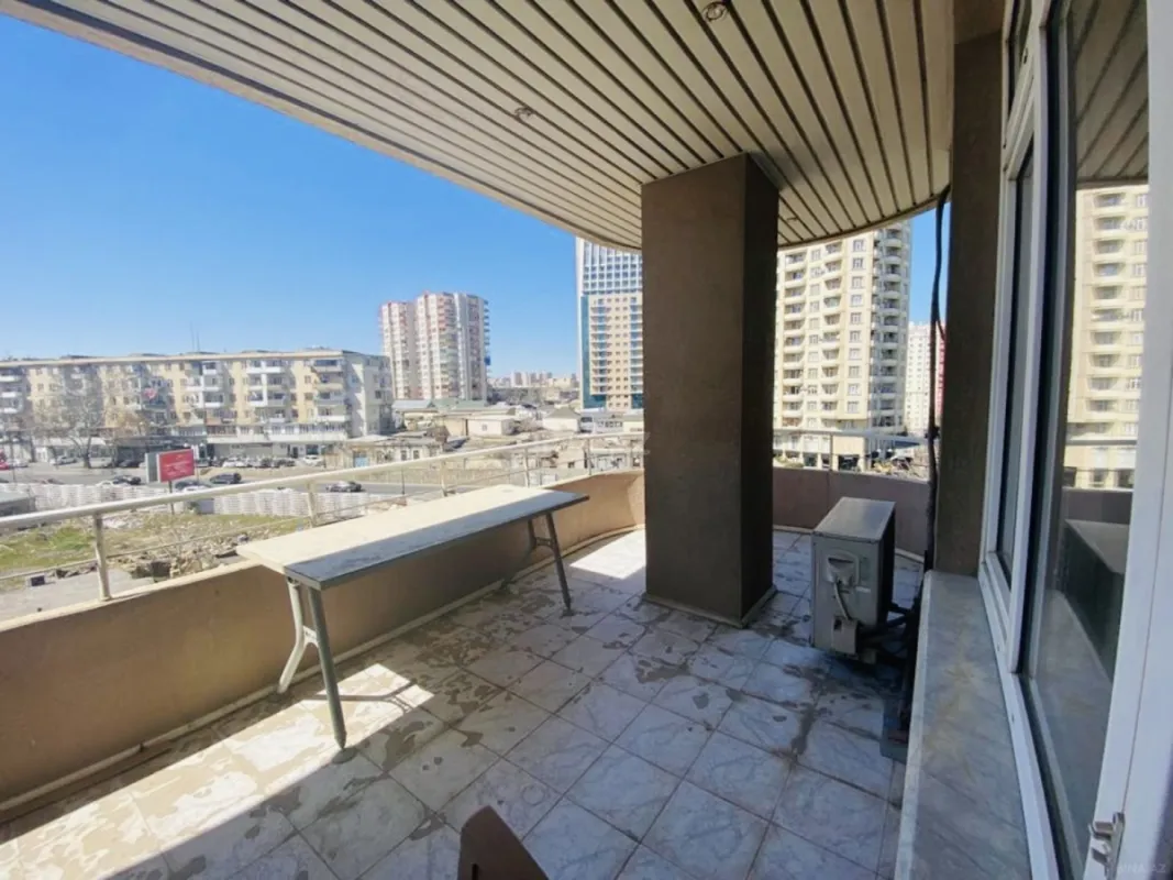 Satılır 4 otaqlı mənzil 220 m²