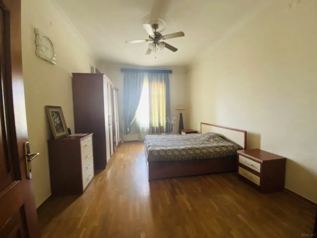Satılır 4 otaqlı mənzil 220 m²