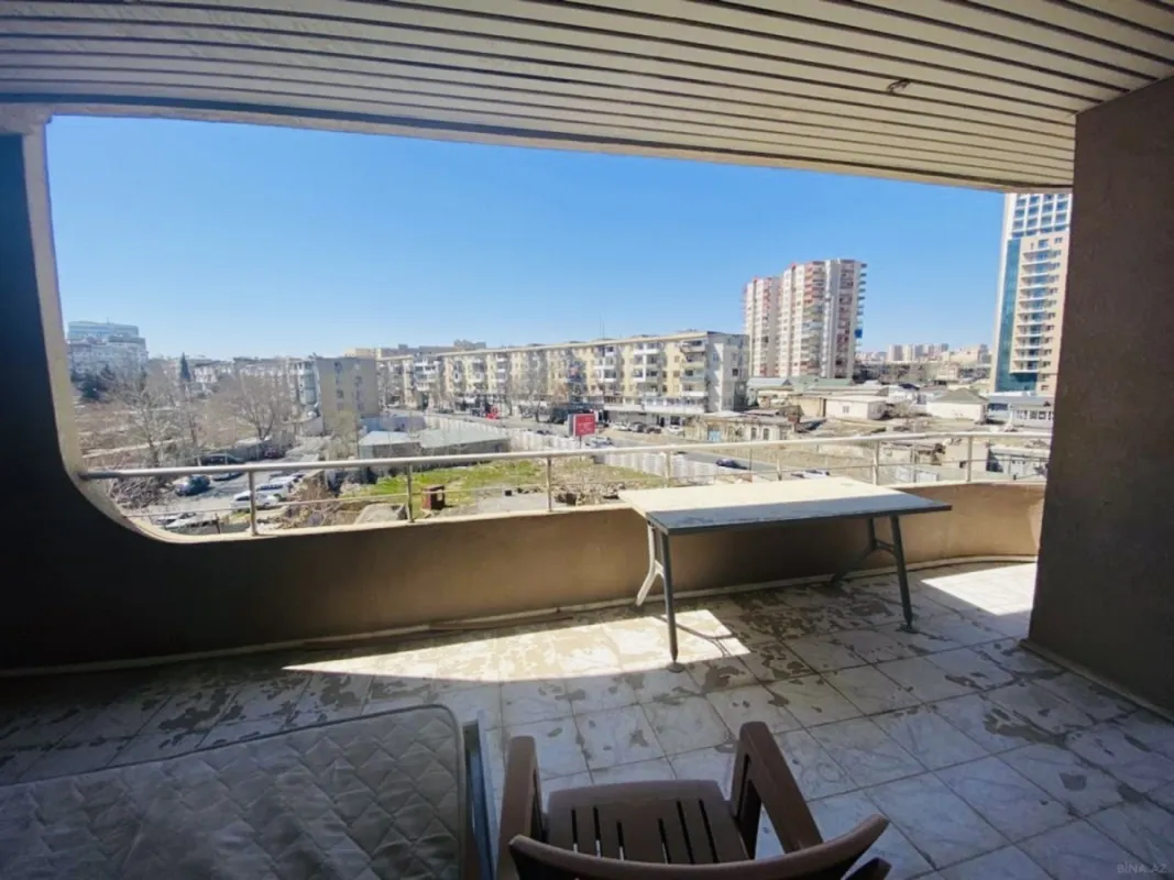 Satılır 4 otaqlı mənzil 220 m²