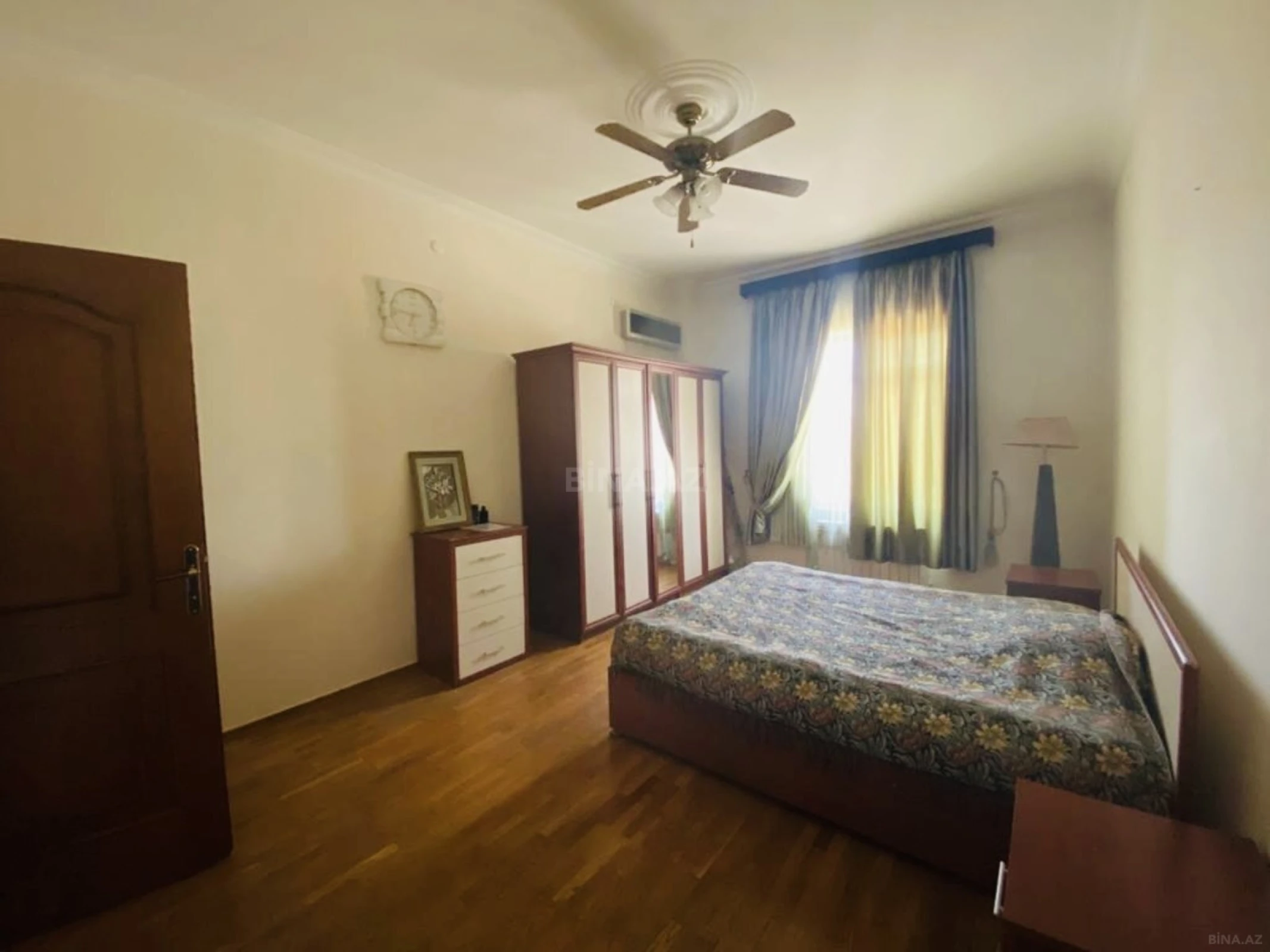 Satılır 4 otaqlı mənzil 220 m²