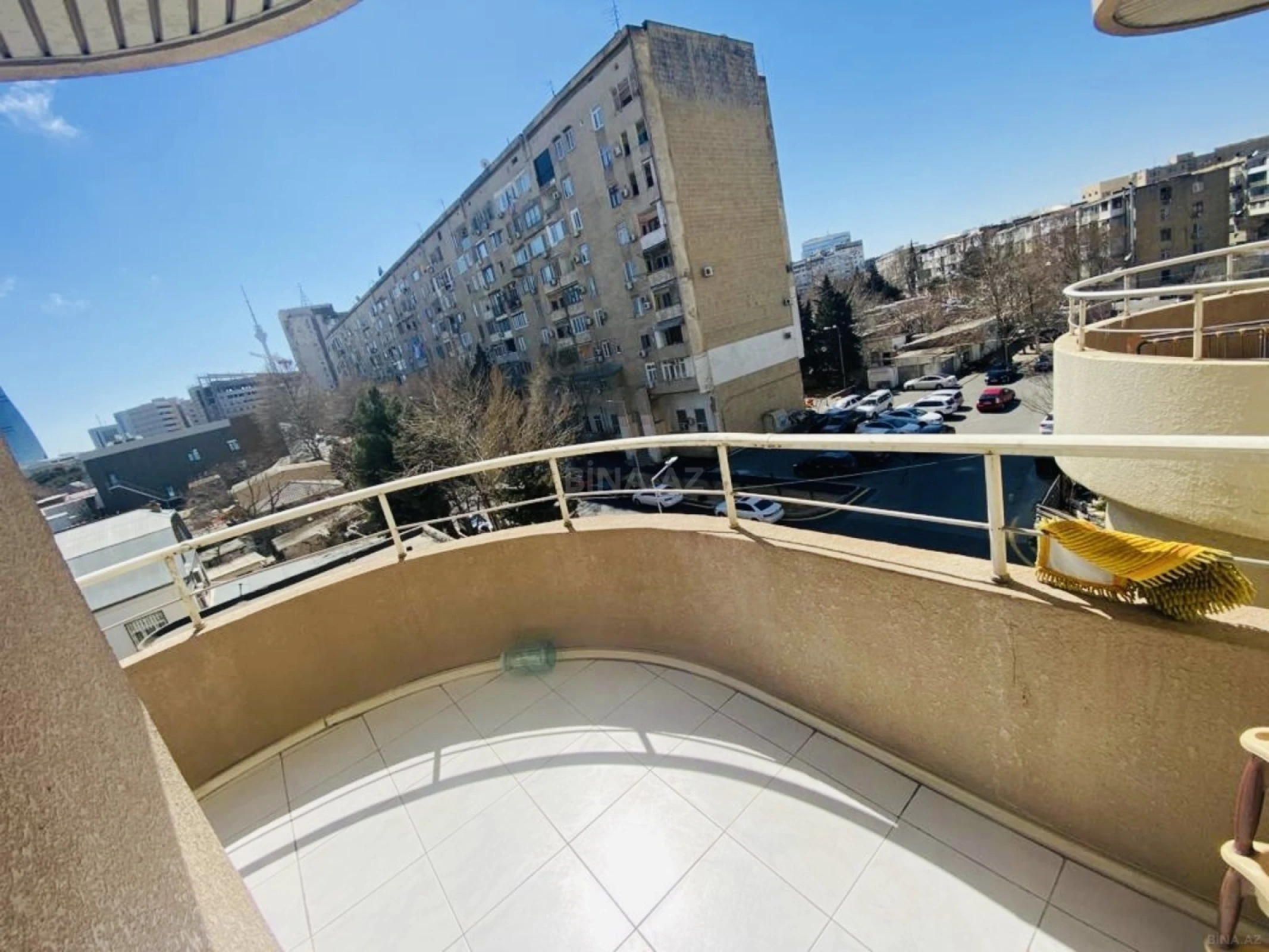 Satılır 4 otaqlı mənzil 220 m²