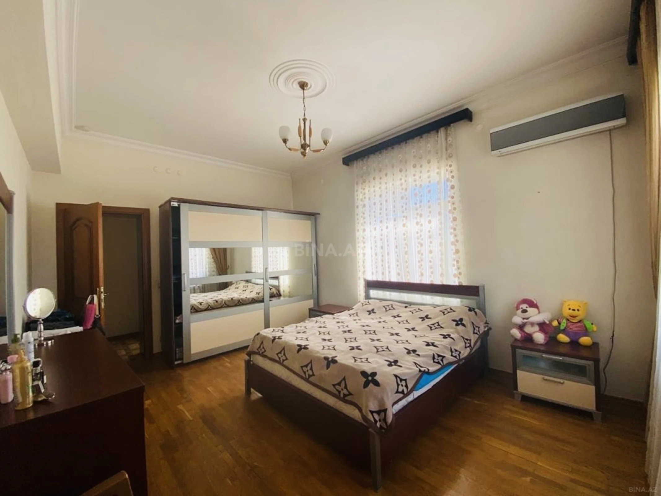 Satılır 4 otaqlı mənzil 220 m²