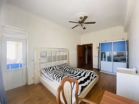 Satılır 4 otaqlı mənzil 220 m²