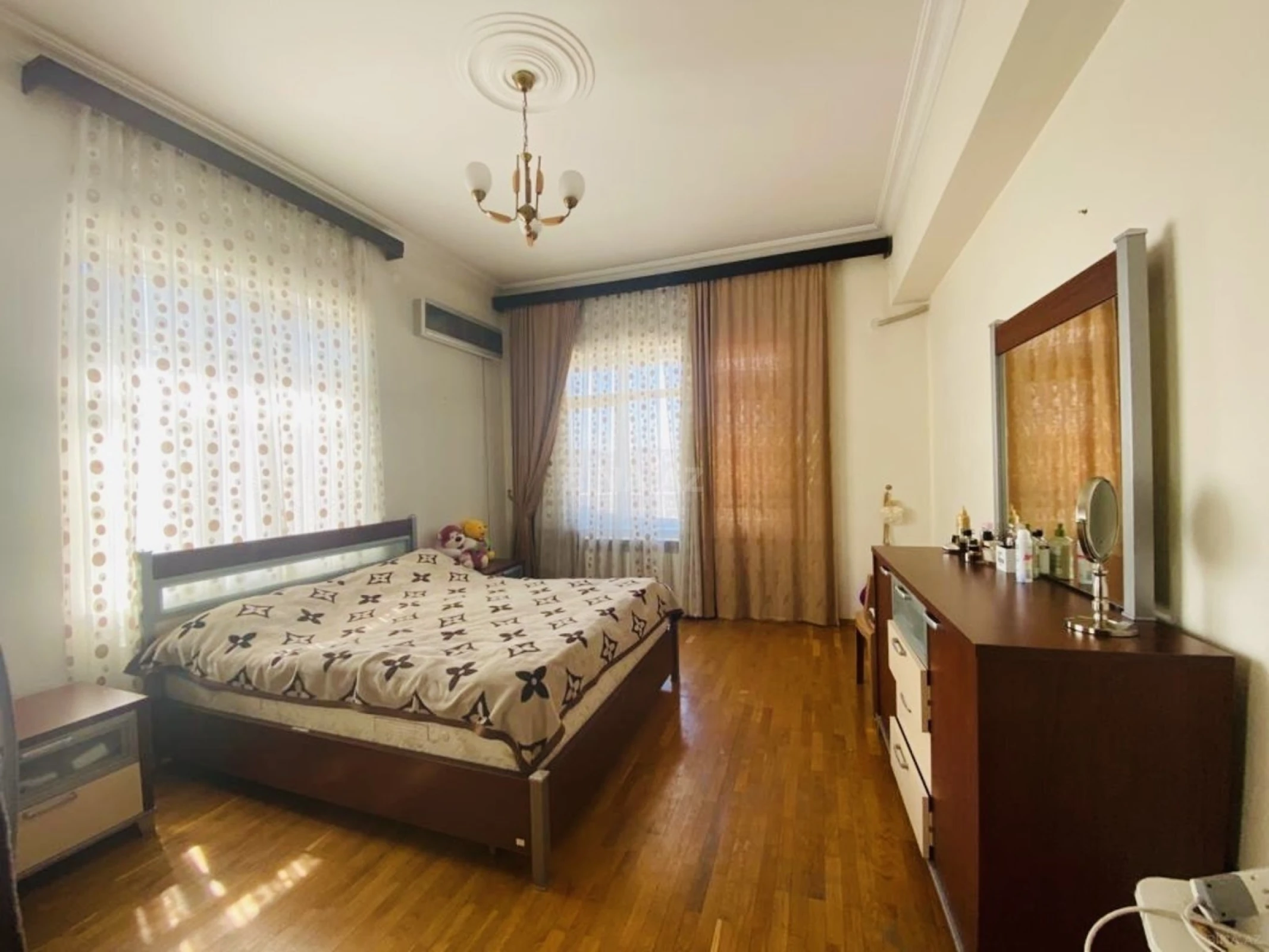 Satılır 4 otaqlı mənzil 220 m²