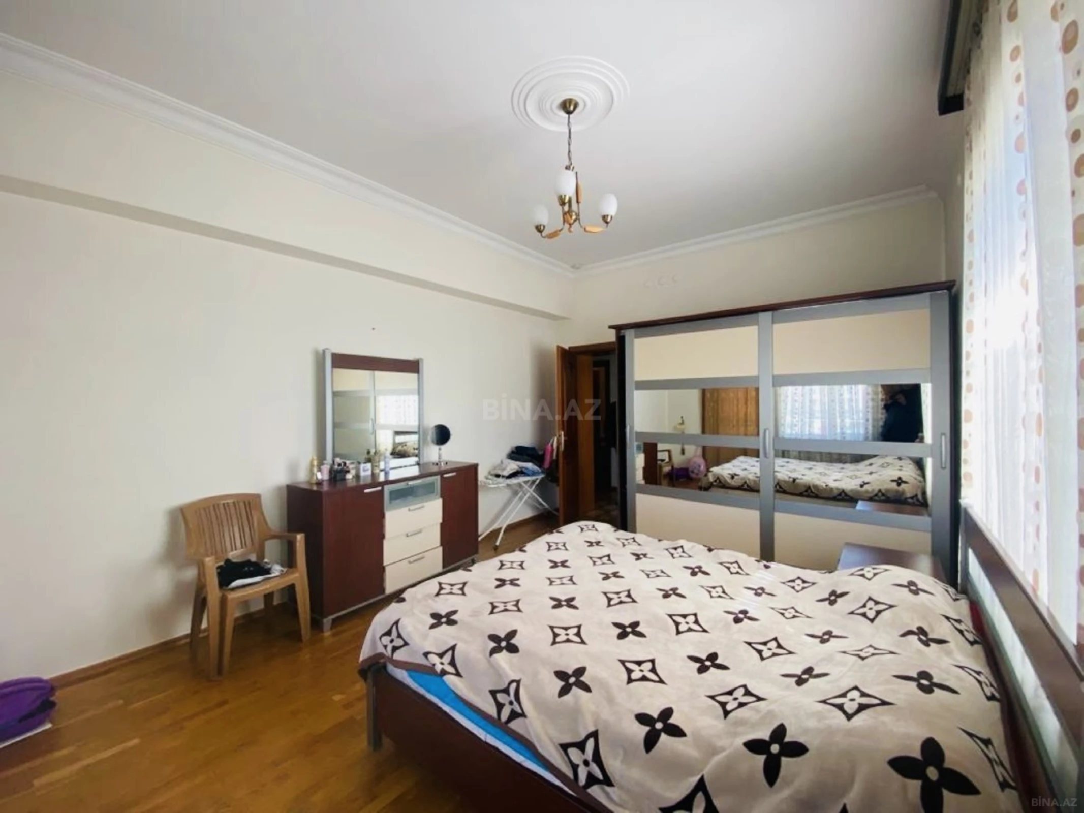 Satılır 4 otaqlı mənzil 220 m²