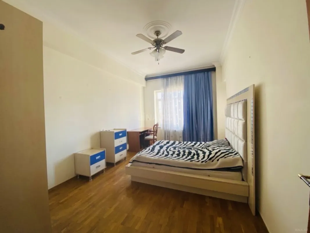 Satılır 4 otaqlı mənzil 220 m²