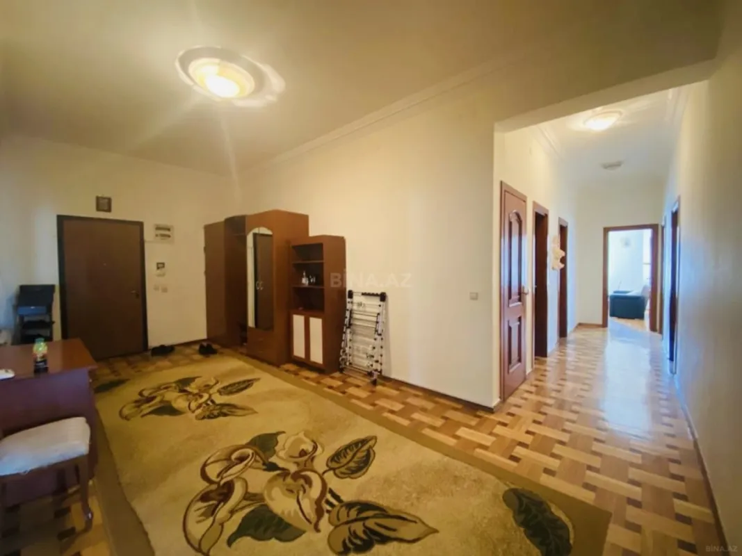 Satılır 4 otaqlı mənzil 220 m²