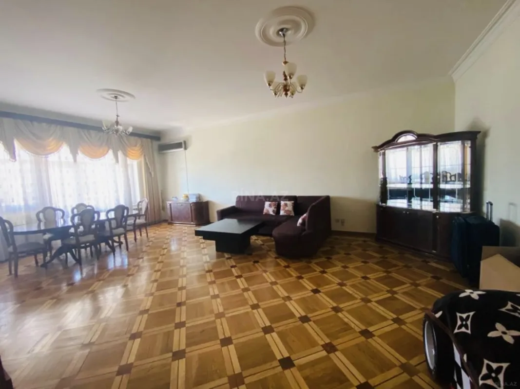 Satılır 4 otaqlı mənzil 220 m²