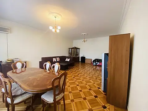 Satılır 4 otaqlı mənzil 220 m²