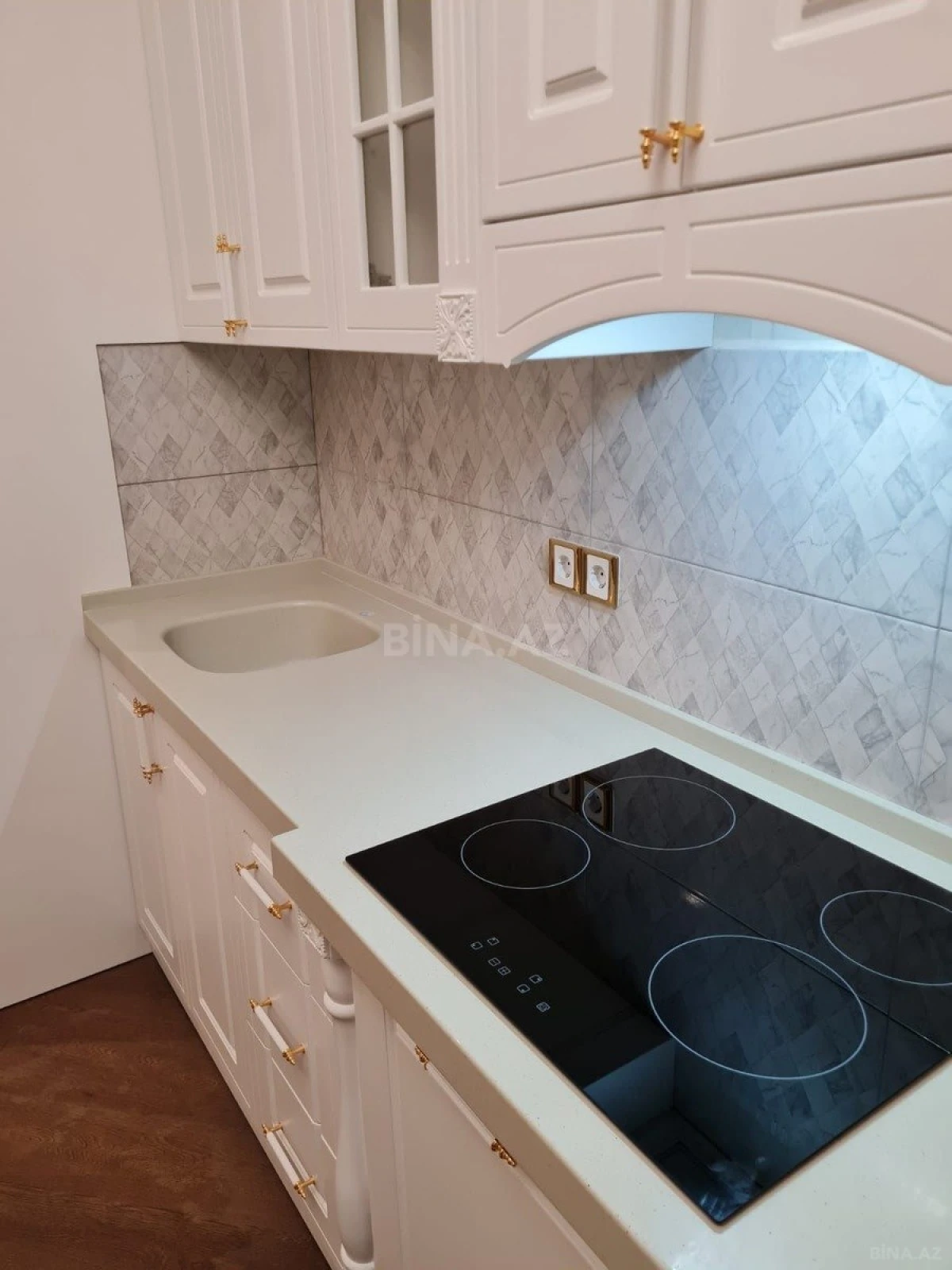 Kirayə verilir 4 otaqlı mənzil 205 m²