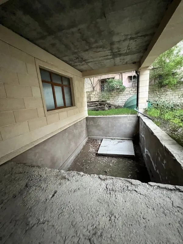 Satılır 10 otaqlı həyət evi 900 m²