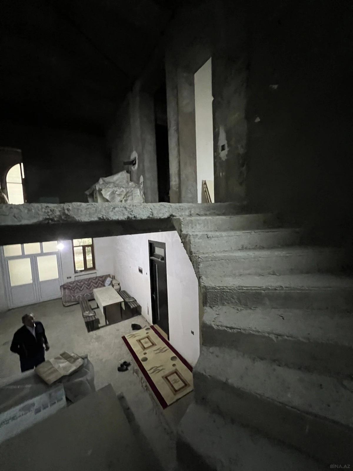 Satılır 10 otaqlı həyət evi 900 m²