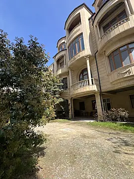 Satılır 10 otaqlı həyət evi 900 m²